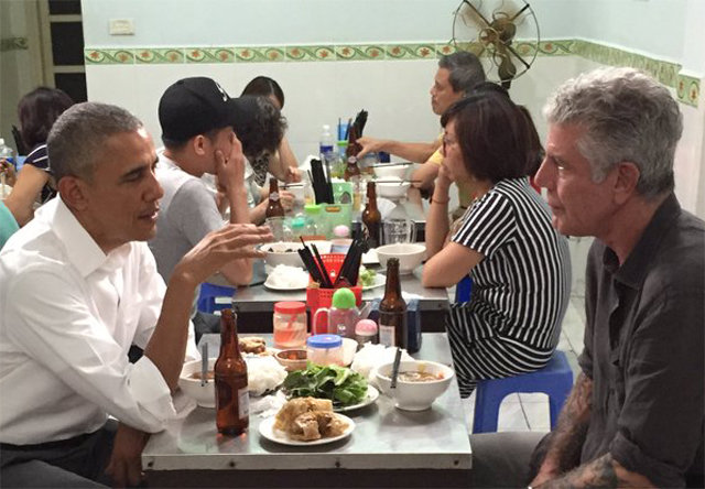 미국의 스타 셰프 앤서니 보데인이 2016년 5월 버락 오바마 당시 미국 대통령(왼쪽)과 베트남 하노이의 한 식당에서 쌀국수를 먹으며 대화를 하고 있다. 앤서니 보데인 트위터 캡처