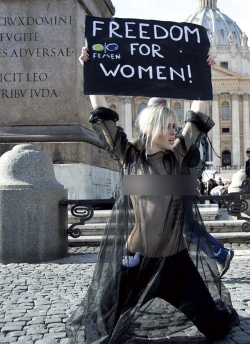 우크라이나에서 창립된 국제여성운동단체 ‘페멘’의 목표는 ‘가부장제에 완승하라’, 좌우명은 ‘나의 몸이 곧 나의 무기!’이다. 디오네 제공