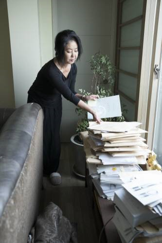 김부선 씨 집 거실에는 각종 소송장이 쌓여 있다.