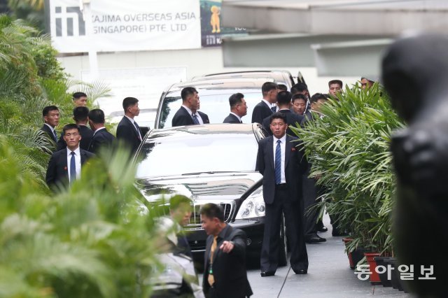 싱가포르 북-미 정상회담을 이틀 앞둔 10일 김정은 북한 국무위원장을 태운 차량과 일행 차량들이 숙소인 세인트레지스 호텔로 들어서고 있다. 김재명 기자 base@donga.com