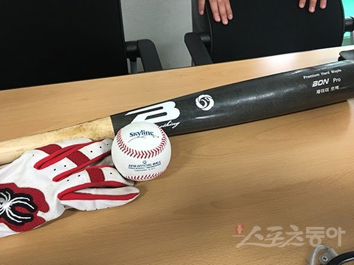 SK 제이미 로맥이 KBO리그 통산 3만호 홈런의 주인공이 됐다. 10일 대전 한화전 1회 2사 1루에서 홈런을 터트릴 때 로맥이 사용한 배트와 장갑, 홈런볼. 대전 ｜ 강산 기자 posterboy@donga.com