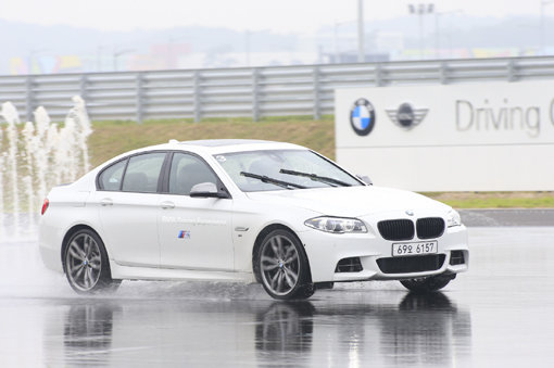 BMW 330i M 스포츠 패키지는 완벽하게 숙성된 스포츠 주행 성능과 고급 세단이 요구하는 승차감을 모두 갖췄다. 여기에 18인치 M 경합금 휠과 시프트 패들, 다코타 천연 가죽 시트와 뒷좌석 열선, 내외장 M 스포츠 패키지를 통해 고급스러움을 더했다. 사진제공｜BMW코리아