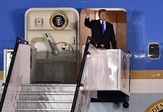 북미정상회담을 위해 10일 오후 싱가포르를 방문한 미국 도널드 트럼프 대통령이 10일 오후 싱가포르 파야레바 공군기지에 도착해 전용기에서 내리고 
있다. (사진=스트레이츠타임스 홈페이지 캡쳐)