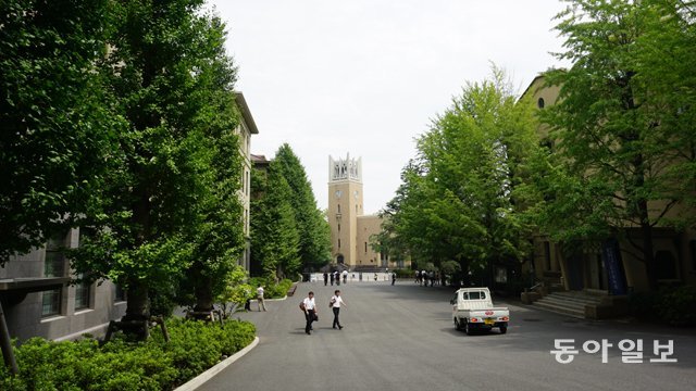 일본 도쿄 와세다대 캠퍼스를 보행자들이 자유롭게 거닐고 있다. 캠퍼스에는 청소를 위한 학교 소속 소형트럭 1대만 다니고 있다. 도쿄=서형석 기자 skytree08@donga.com