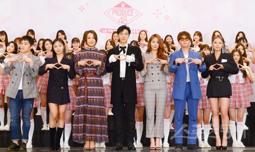 엠넷 한일합작 글로벌 아이돌 프로젝트 ‘프로듀스 48’ 제작발표회가 11일 서울 논현동의 한 호텔에서 열렸다. 멘토를 맡은 안무가 최영준, 메이제이 리, 배윤정, 국민 프로듀서 대표 이승기, 가수 소유, 이홍기, 치타(앞줄 왼쪽부터) 등이 참가자들과 함께 포즈를 취했다. 김진환 기자 kwangshin00@donga.com