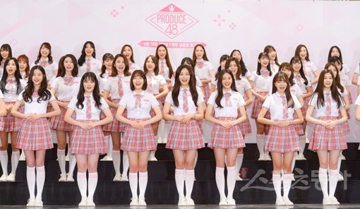 11일 서울 논현동의 한 호텔에서 열린 엠넷 한일합작 글로벌 아이돌 프로젝트 ‘프로듀스 48’ 제작발표회에서 출연 참가자들이 인사를 하고 있다. 김진환 기자 kwangshin00@donga.com