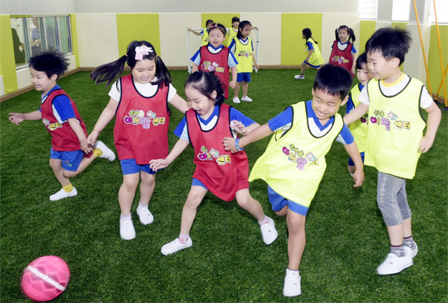 11일 대구 남구 대명동 ‘온 마을 아이 맘센터’ 실내체육관에서 어린이들이 즐겁게 공놀이를 하고 있다. 대구 남구 제공