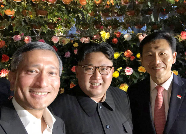싱가포르 북-미 정상회담을 12시간 앞둔 11일 오후 9시경(현지 시간) 숙소를  벗어나 싱가포르 시내 관광에 나선 김정은 북한 국무위원장(가운데)이 비비안 발라크리슈난 싱가포르 외교장관(왼쪽), 옹예쿵  교육장관과 가든스바이더베이 공원 내 플라워돔에서 기념사진을 찍었다. 사진 출처 비비안 발라크리슈난 트위터