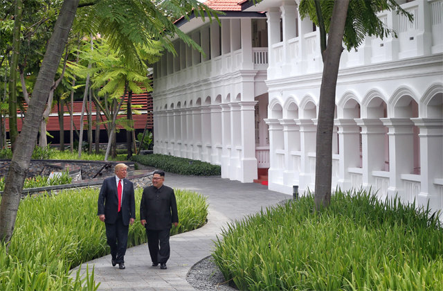 나란히 걷는 두 정상 도널드 트럼프 미국 대통령과 김정은 북한 국무위원장이 12일 업무 오찬을 마친 뒤 싱가포르 카펠라 호텔 내 정원을 통역관 없이 대화하며 산책하고 있다. 두 정상은 정확히 100보를 걸었다. 스트레이츠타임스 제공