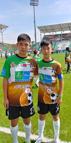북한 유소년 이대건(왼쪽)과 김찬우가 지난 13일 모스크바 사프산아레나에서 열린 Football For Friendship 챌린지에 앞서 함께 어울리고 있다. 정지욱 기자 stop@donga.com