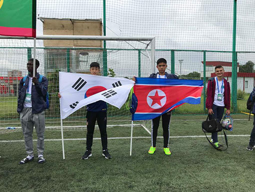 남한 축구유소년 김찬우(왼쪽)와 이대건이 태극기와 인공기를 들고 있다. 사진제공｜Football For Friendship