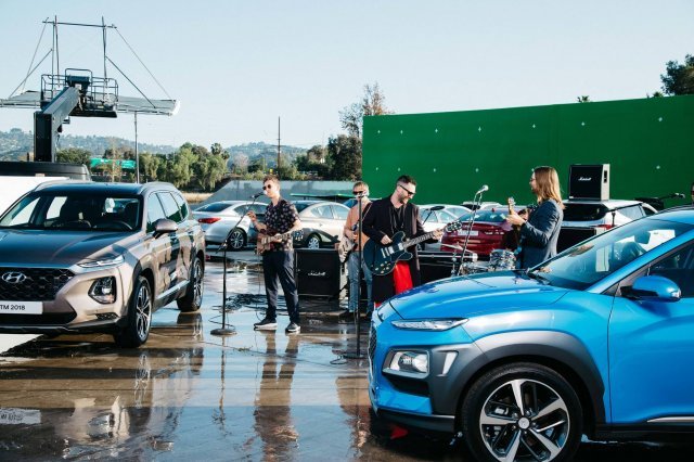 “주차장도 최고의 공연장으로 만들어 버리는 마룬5”

마룬5가 미국 LA에 위치한 주차장에서 ‘쓰리 리틀 버즈’ 연주 장면을 촬영하고 있다. 사진 현대차 제공