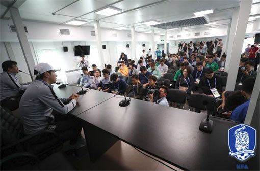 취재진에게 질문을 받는 축구대표팀 신태용. 사진제공｜대한축구협회