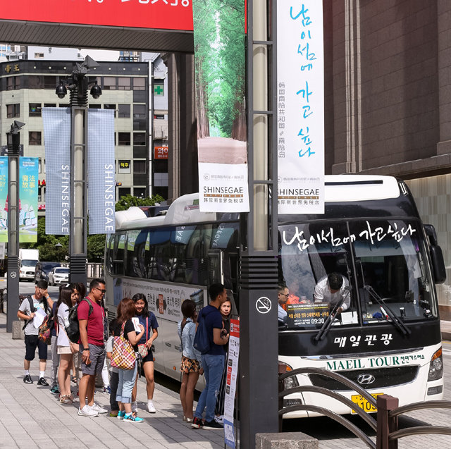 서울 중구 신세계면세점 명동점 앞에서 남이섬행 버스를 타는 동남아시아 관광객들. 신세계면세점은 사드 배치 보복으로 인한 관광 한파를 극복하기 위해 남이섬과 연계한 관광 콘텐츠를 만들어 운영하고 있다.
