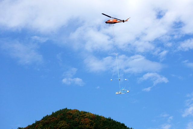 항공 전자탐사 시스템. 산악 지역이 많은 한반도 환경에서 운용할 수 있도록 소형 헬리콥터에 자력 센서와 방사능 센서, 전자 센서 등을 탑재했다. DMR 융합연구단