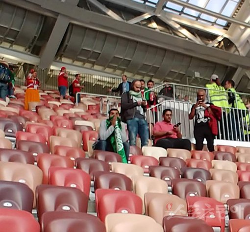사우디아라비아의 한 축구팬이 15일(한국시간) 모스크바 루즈니키스타디움에서 열린 개막전에서 사우디아라비아가 0-5로 러시아에 완패하자 아쉬운 표정을 짓고 있다. 사진｜정지욱 기자 stop@donga.com