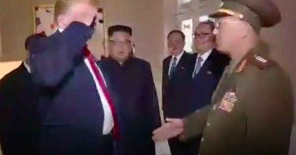 도널드 트럼프 미국 대통령이 12일(현지시간) 싱가포르 카펠라 호텔에서 정상회담을 하기 전 북한 측 인사와 만나다가 노광철 북한 인민무력상 앞에서 거수경례를 해 논란이 일고 있다. 출처=유튜브 동영상 갈무리