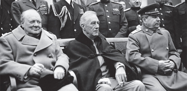 1945년 2월 얄타의 리바디아 궁전에 모인 연합국 수뇌들. 앞줄 왼쪽부터 처칠 영국 총리, 루스벨트 미국 대통령, 스탈린 소련 공산당 서기장. 이들은 승전 뒤 미국, 영국, 프랑스, 소련 등 4국이 독일을 분할 점령한다는 것 등에 합의했다. 모던아카이브 제공