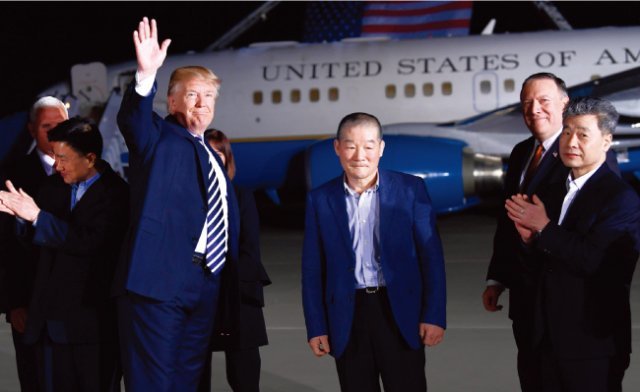 북한에 억류돼 있던 한국계 미국인 3명이 마이크 폼페이오 국무장관과 함께 미국으로 돌아오자 도널드 트럼프 대통령(앞줄 맨 왼쪽)은 비행기 안까지 들어가 이들을 맞았다. [뉴시스]