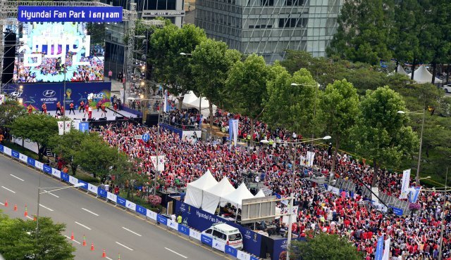 사진=지구촌 달구는 거리응원 ‘팬 페스트’ 시동 2014 브라질 월드컵 당시 서울 영동대로에 설치됐던 현대자동차 영동대로 팬 파크 핫존. 이번 러시아 월드컵에서도 18일 오후 5시부터 한국 경기가 열리는 날 운영된다. 수용 인원은 약 1만5000명으로 예상된다. 동아일보DB