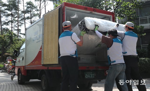 우체국 직원들이 16일 서울 송파구 잠실의 한 아파트 단지에서 대진침대 매트리스를 우체국 택배 차량에 수거하고 있다. 홍진환 기자 
jean@donga.com