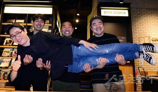 30대 나이에도 ‘뻔뻔하게’ 고등학생을 연기해 어이없는 웃음을 주는 영화 ‘튼튼이의 모험’의 주연 백승환, 김충길, 신민재(뒷줄 왼쪽부터)와 연출자 고봉수 감독(앞쪽). 김민성 기자 marineboy@donga.com