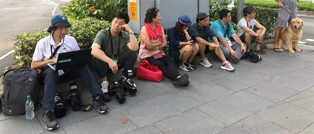 10일 김정은을 기다리며 길에서 9시간을 보냈다. 싱가포르 시민들도 김정은을 보기 위해 나왔다. 맨 왼쪽이 사진 전송하는 필자.