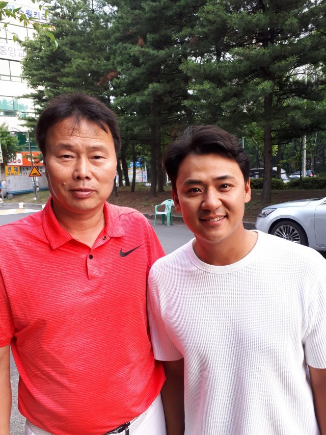 박상현(오른쪽)과 스승 한연희 프로.