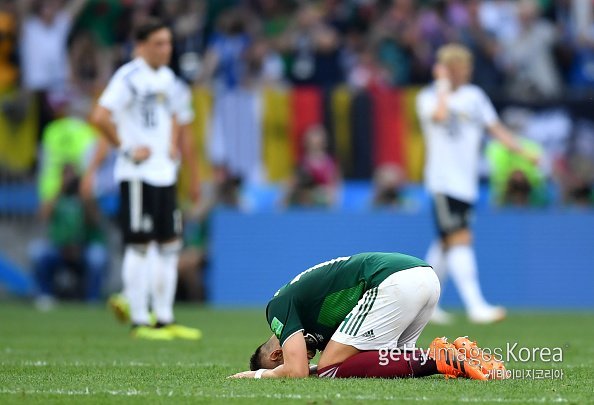 독일과의 조별리그 1차전에서 승리하자 엎드려 눈물을 흘리는 멕시코 축구대표팀 하비에르 에르난데스. 사진=게티이미지코리아