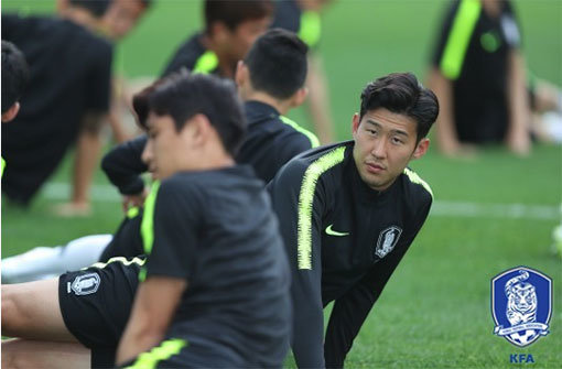 스트레칭 중인 대한민국 축구대표팀 손흥민. 사진제공｜대한축구협회