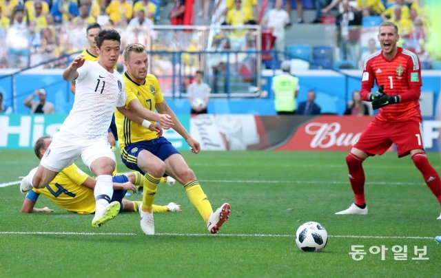 18일 오후 9시(한국시간) 러시아 니즈니노브고르드 스타디움에서 열린 2018 러시아월드컵 F조 1차전 대한민국-스웨덴전에서 황희찬이 볼경합을 하고 있다. 니즈니노브고르드=최혁중 기자 sajinman@donga.com