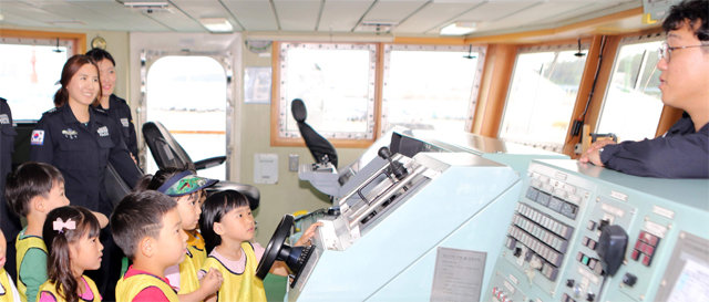 4일 서해5도특별경비단 소속 3008함 조타실을 찾은 어린이들. 경찰관의 설명을 듣고 있는 어린이들의 표정이 진지하다. 중부지방해양경찰청 제공