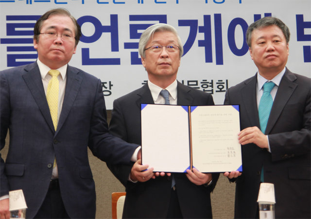 18일 서울 중구 한국프레스센터에서 열린 ‘프레스센터 언론계 환수를 위한 언론인 서명운동 출범식’에 참석한 이하경 신문방송편집인협회 회장, 이병규 한국신문협회 회장, 정규성 한국기자협회 회장(왼쪽부터). 한국신문협회 제공