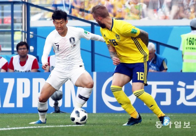 18일 오후 9시(한국시간) 러시아 니즈니노브고르드 스타디움에서 열린 2018 러시아월드컵 F조 1차전 대한민국-스웨덴전에서 손흥민이 볼경합을 하고 있다. 니즈니노브고르드=최혁중 기자 sajinman@donga.com