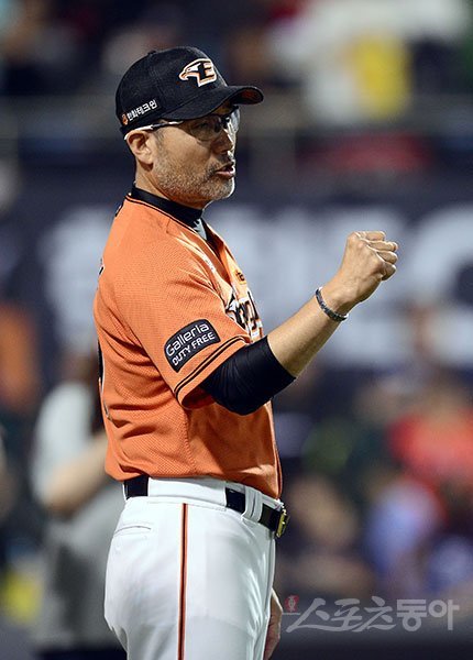 한화가 ‘꾸준함’을 갖췄다. 이제 정말 불안감을 지워도 될 것 같다. 한화는 4월 25일부터 지난 17일까지 단 한 차례도 ‘루징
 위크’를 기록하지 않았다. 연패도 세 차례가 전부다. 강팀의 필수 조건인 꾸준함을 과시하고 있다. 사진은 한화 한용덕 감독. 스포츠동아DB