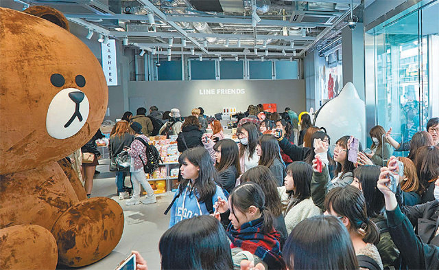 일본 도쿄(東京) 하라주쿠(原宿)에 위치한 라인프렌즈의 100번째 지점이 사람들로 붐비고 있다. 라인프렌즈 캐릭터 중 가장 인기가 많은 브라운의 대형 인형이 눈에 띈다. 라인프렌즈 제공