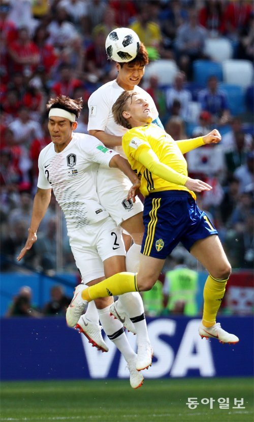 한국의 기성용(가운데)이 스웨덴과의 2018 러시아 월드컵 첫 경기에서 공중 볼을 다투고 있다. 스웨덴전에서 한국의 키 플레이어인 기성용은 수비에 적극 가담했다. 날카로운 패스로 한국 공격을 전개하는 기성용은 후방까지 내려오면서 전방으로의 패스를 통한 공격 전개에 애를 먹었다. 멕시코전에서는 기성용을 공격에 좀 더 집중시켜야 한다는 의견이 나오고 있다. 니즈니노브고로드=최혁중 기자 sajinman@donga.com
