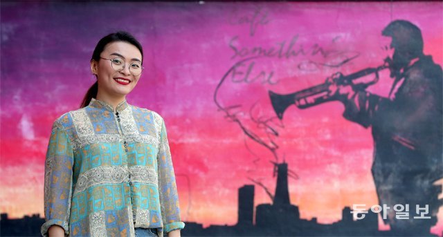 서울 마포구에서 18일 만난 재즈 보컬 겸 작곡가 전송이. 그는 “파도가 치고 바다가 갈라지듯 극적인 음악을 좋아한다. 언젠가는 각 지역의 아리랑만 모아 재즈로 재해석한 앨범을 꼭 내고 싶다”고 했다. 장승윤 기자 tomato99@donga.com