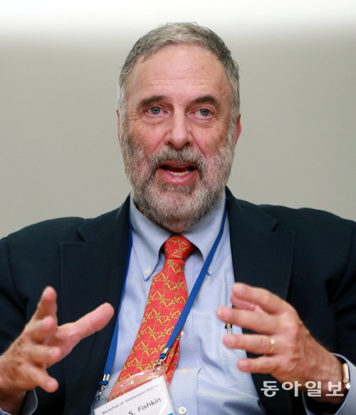 제임스 피슈킨 미국 스탠퍼드대 교수는 19일 동아일보 인터뷰에서 “공론화로 결정한 대입 정책은 타당성이 떨어질 수 있다”고 지적했다. 그가 한국에서 언론과 인터뷰한 건 처음이다. 박영대 기자 sannae@donga.com