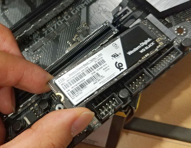 M.2 SSD를 메인보드 M.2 슬롯에 장착하는 모습(출처=IT동아)