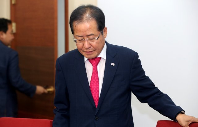 “결국 나라를 통째로 넘겼습니다”라는 말을 하고 자유한국당 홍준표 대표는 14일 오후 당사에서 떠났다. 사진=장승윤 기자 tomato99@donga.com