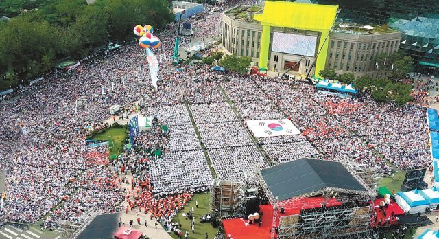 2015년 8월 서울시청 앞 광장에서 열린 한국교회 평화통일기도회. 이 행사는 광복 70주년을 기념해 열렸으며 20여만 명이 참석했다. 새에덴교회 제공