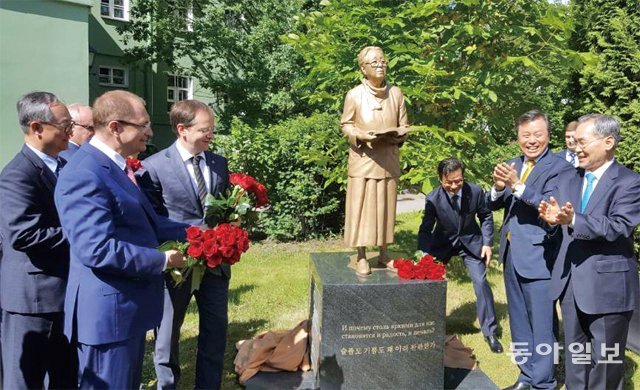 20일 오전(현지 시간) 러시아 상트페테르부르크대 현대조각공원에 세워진 박경리 선생 동상이 모습을 드러내자 참석자들이 박수를 치고 있다. 왼쪽부터 이규형 한러대화 운영위원장, 니콜라이 크로파체프 총장, 블라디미르 메딘스키 문화장관, 도종환 문화체육관광부 장관, 우윤근 주러시아 대사. 상트페테르부르크=구자룡 기자 bonhong@donga.com