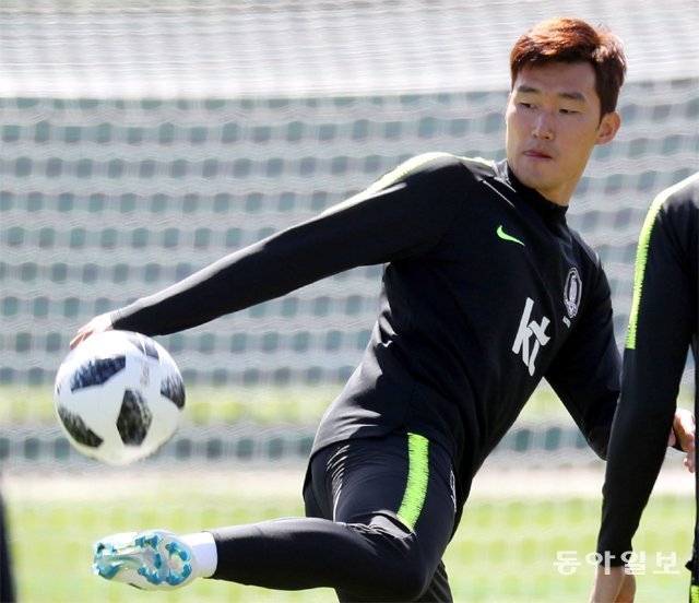 스웨덴전 이후 누리꾼들의 거센 비난에 시달리고 있는 한국 축구대표팀 중앙 수비수 장현수가 20일 동료들과 몸을 풀고 있다. 상트페테르부르크=최혁중 기자 sajinman@donga.com