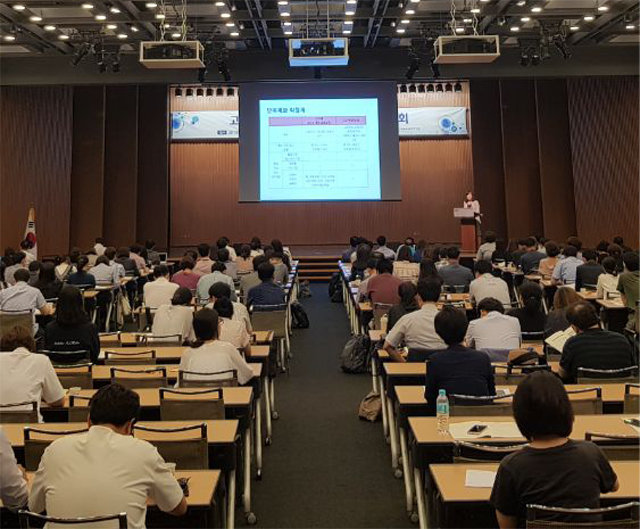 올해 고교 학점제를 시범 시행하는 전국 105개 고교 교사들과 17개 시도교육청 관계자들이 참석한 가운데 교육부와 한국교육과정평가원이 주최한 ‘고교 학점제 수강신청 프로그램 시연회’가 18일 서울 중구 대한상공회의소에서 열렸다. 한국교육과정평가원 제공