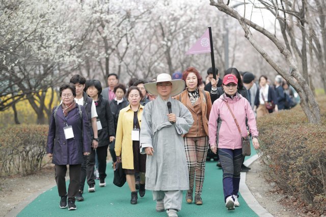 최근 서울 양재천에서 진행된 걷기 명상. 한국명상지도자협회 제공