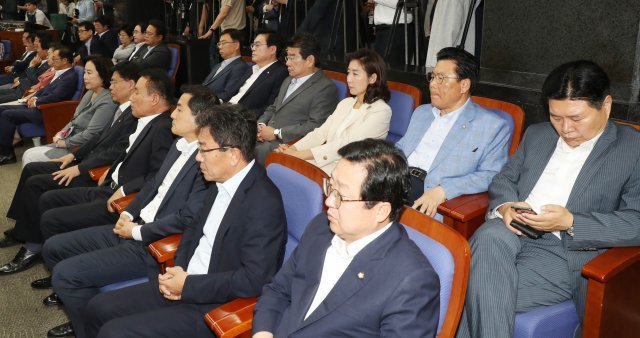 김성태 대표권한대행 겸 원내대표의 모두발언을 듣는 의원들. 김동주 기자 zoo@donga.com
