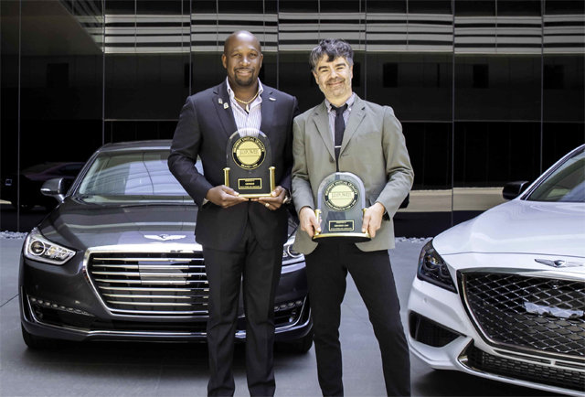 현대자동차 프리미엄 브랜드 제네시스의 미국 총괄매니저 어윈 라파엘(왼쪽)이 시장조사업체 제이디파워 관계자로부터 신차 품질조사 브랜드 1위 상패를 들어보이고 있다. 현대·기아자동차 제공