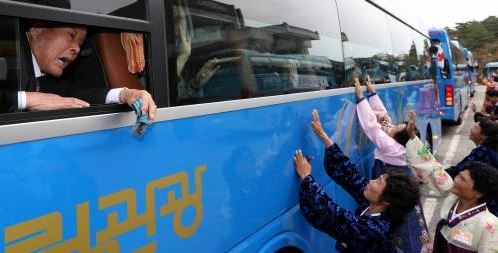사진=2015년 제20차 남북이산가족상봉 2차 작별상봉행사가 끝난 뒤 한 할아버지가 북측 가족과 헤어지며 버스에서 북측 가족을 부르고 있다.