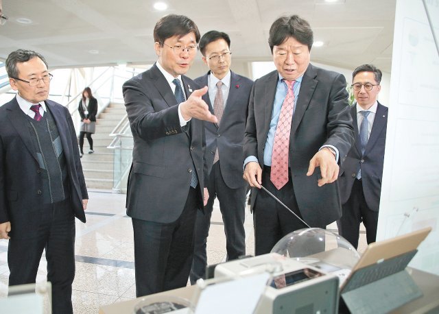 성윤모 특허청장(왼쪽에서 두 번째)이 한국과학기술연구원 연구동을 방문해 연구성과물을 둘러보고 있다. 특허청 제공